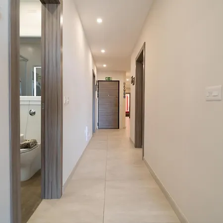 Retreat 4 Bedrooms, Panoramic Terrace